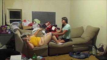 Спортивная девушка развратно закидывает ногу на типа во времячко секса